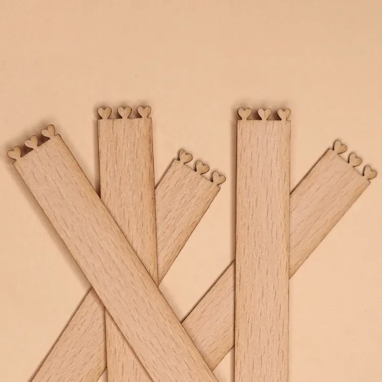 Knoty drewniane bukowe z serduszkami 10x1,5x0,1 cm
